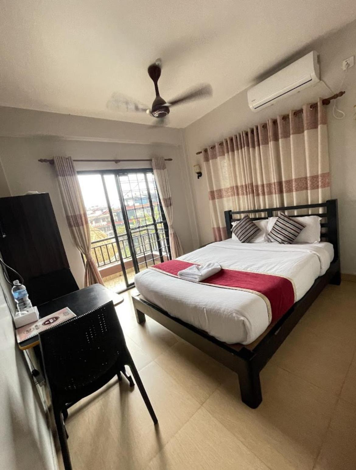 Hotel Rise Inn And Apartment Pokhara Ngoại thất bức ảnh