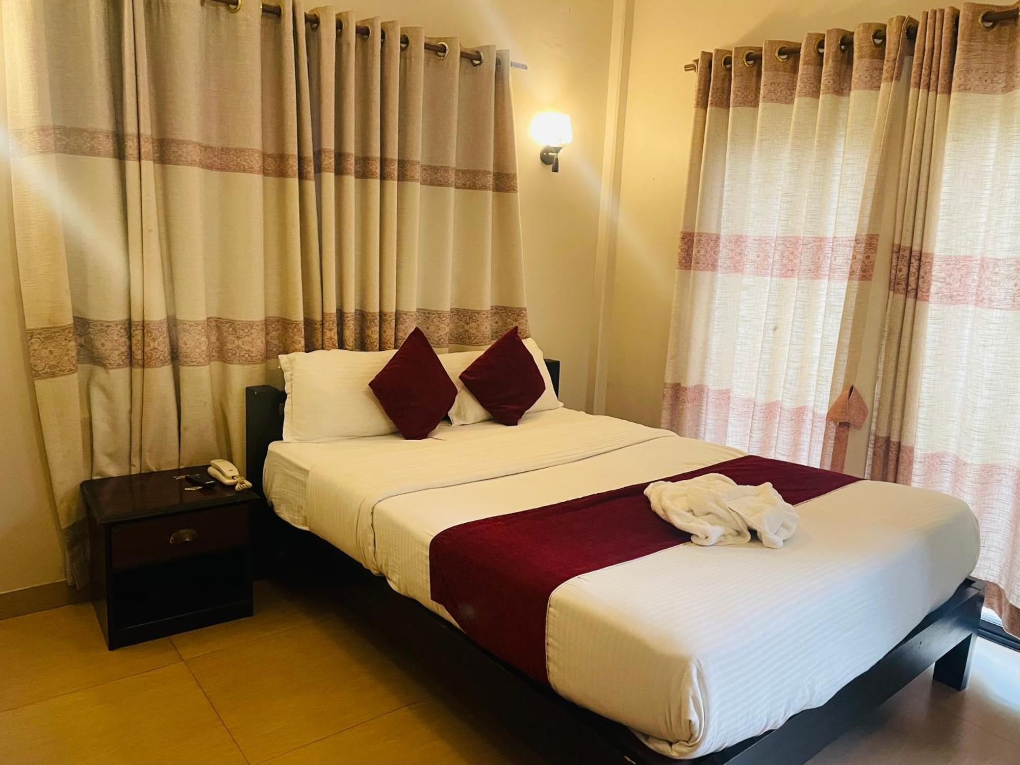 Hotel Rise Inn And Apartment Pokhara Ngoại thất bức ảnh