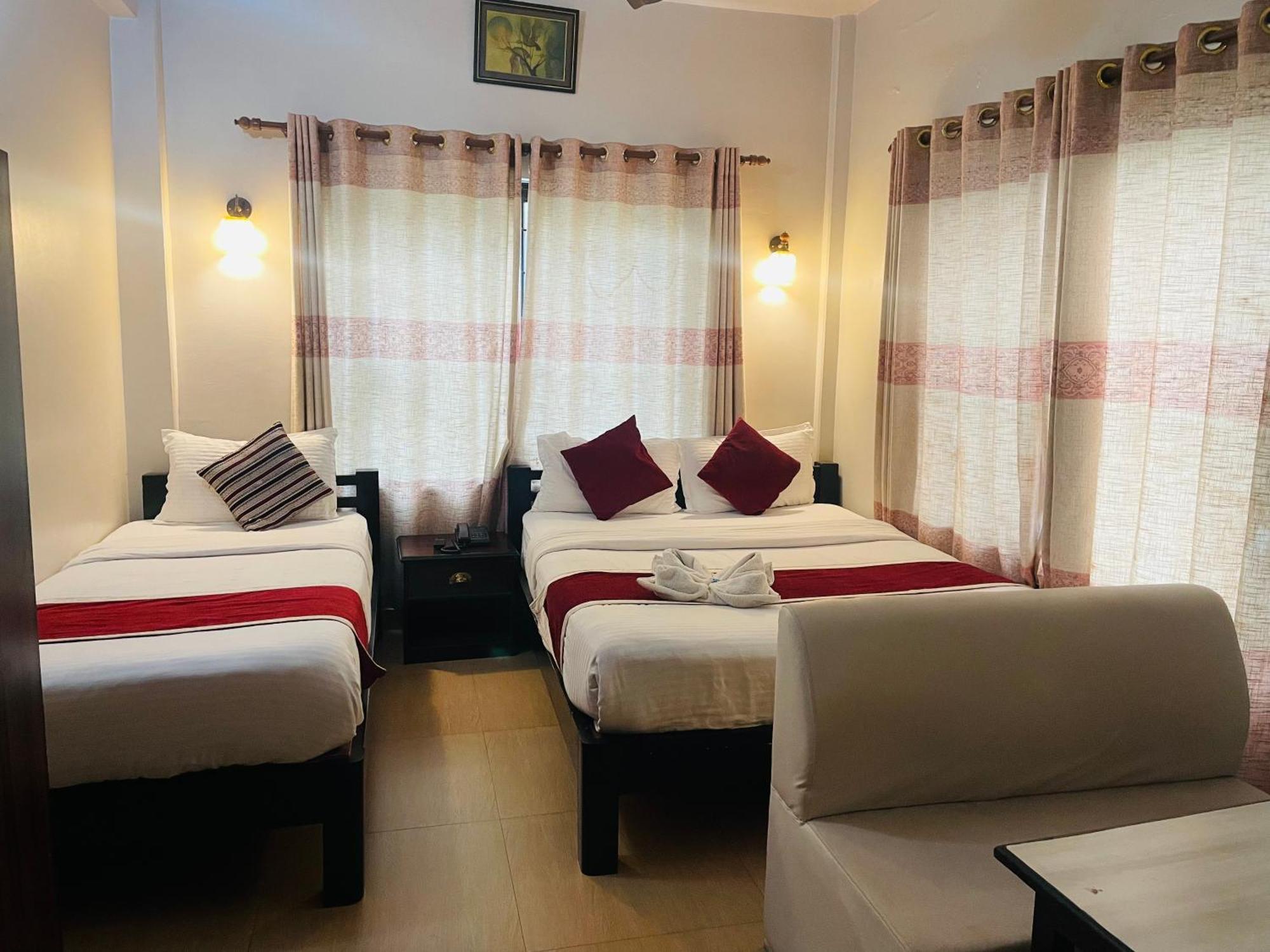 Hotel Rise Inn And Apartment Pokhara Ngoại thất bức ảnh