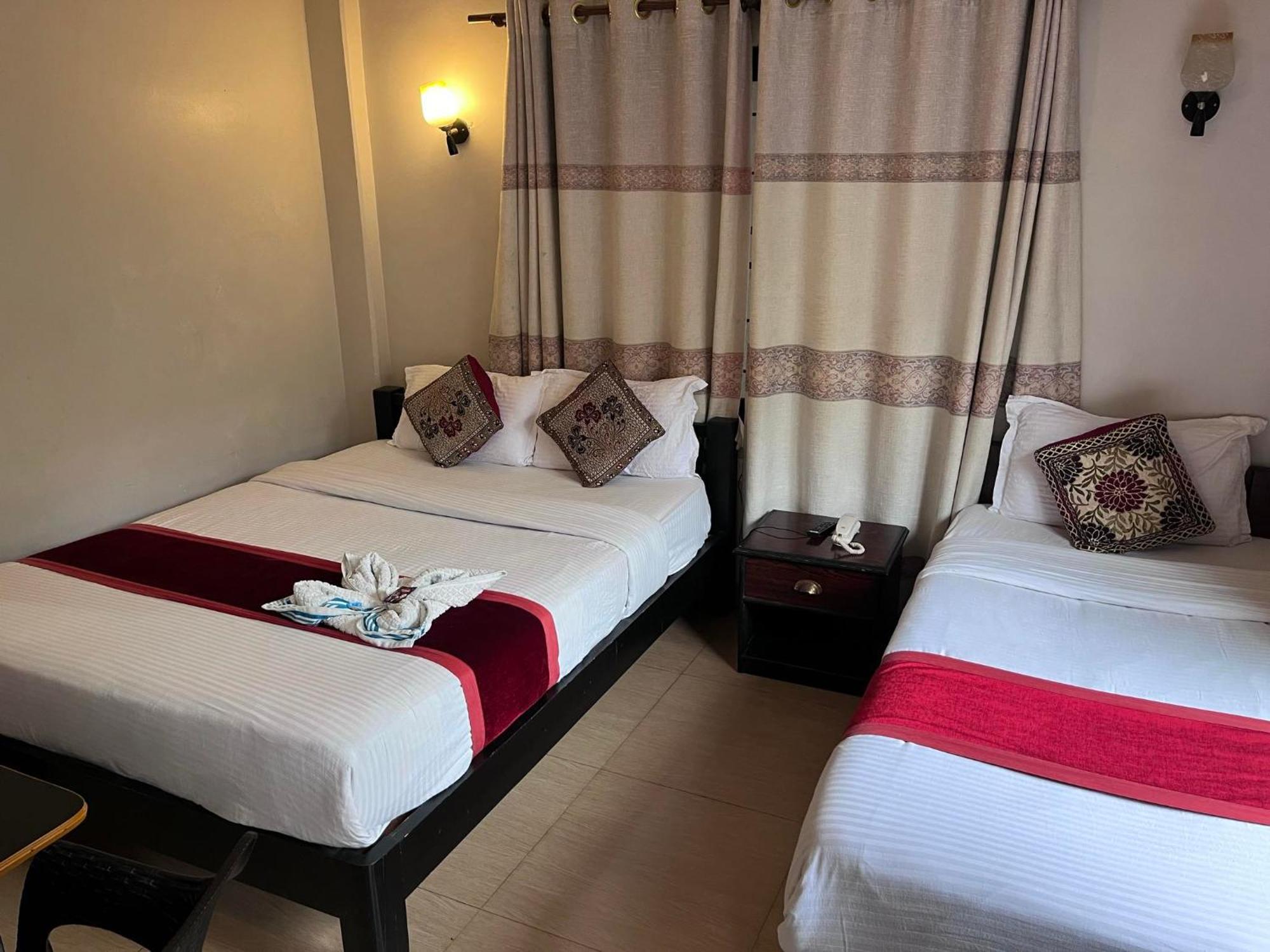 Hotel Rise Inn And Apartment Pokhara Ngoại thất bức ảnh