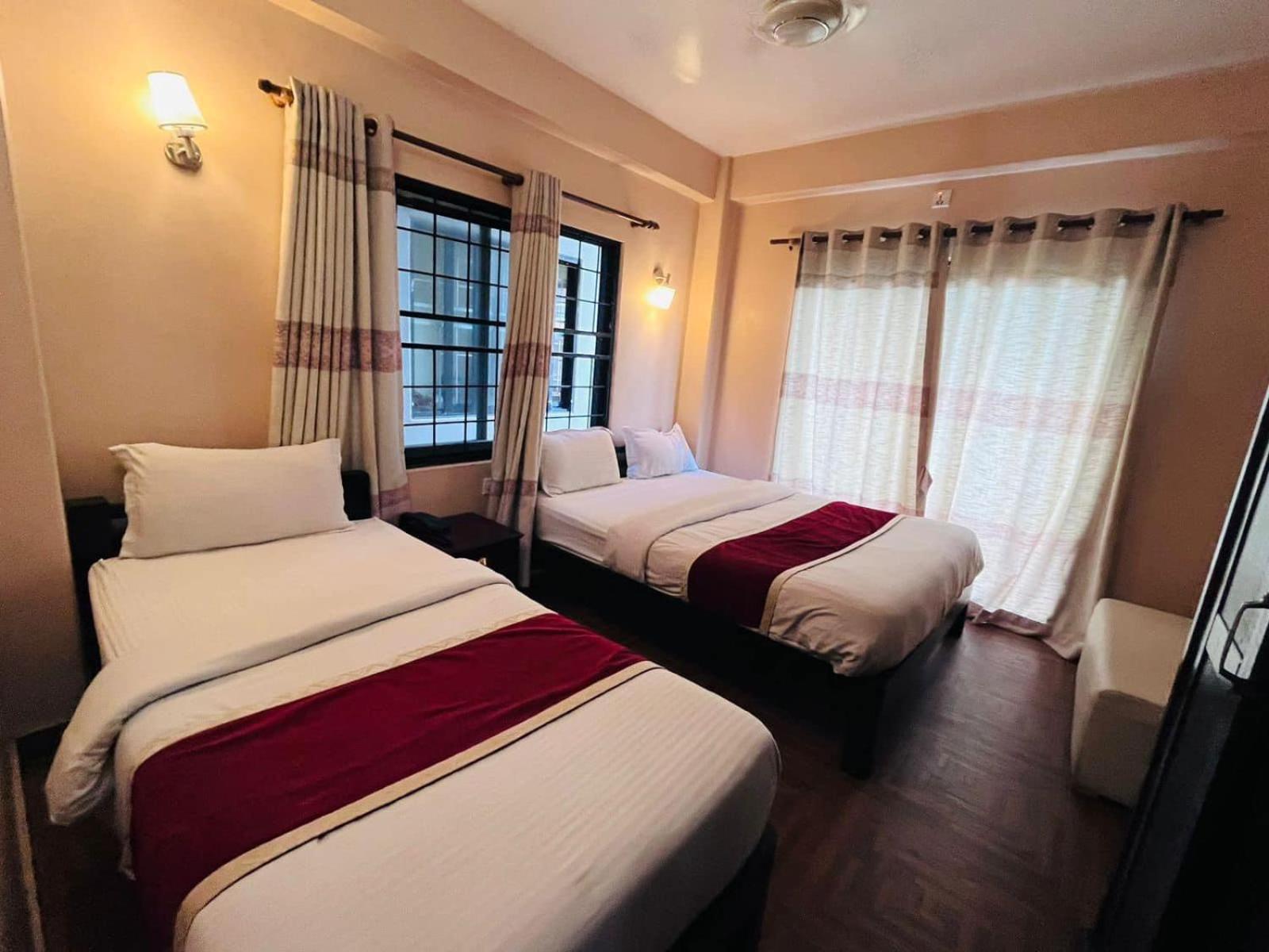 Hotel Rise Inn And Apartment Pokhara Ngoại thất bức ảnh